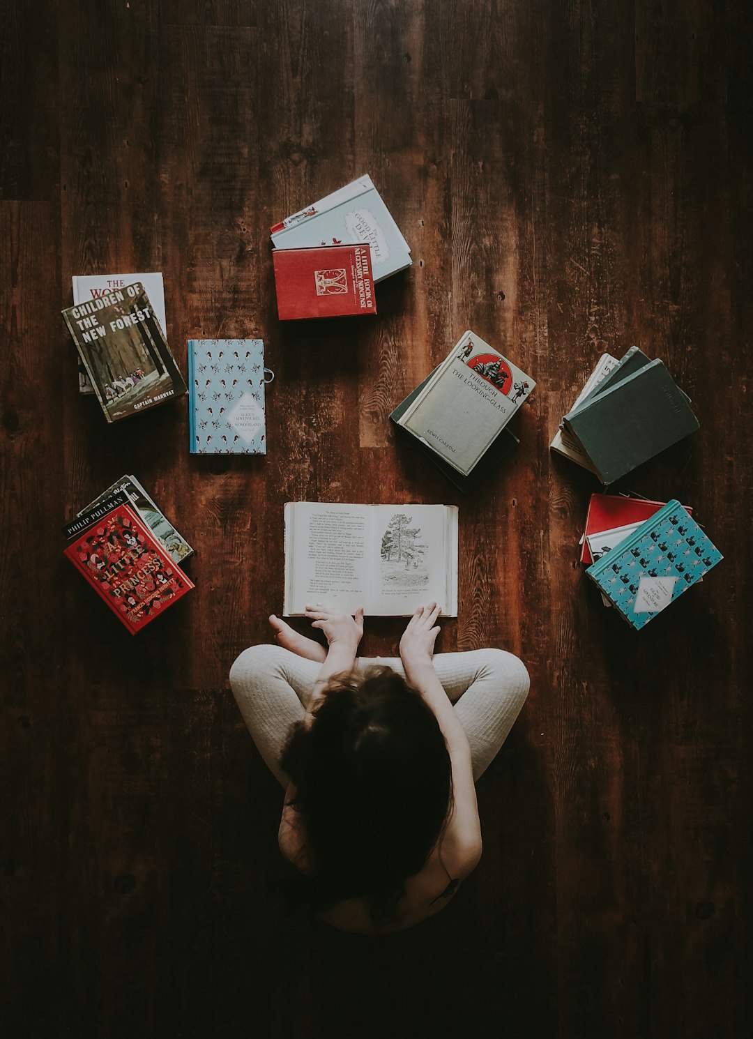 Home2 Child reading books